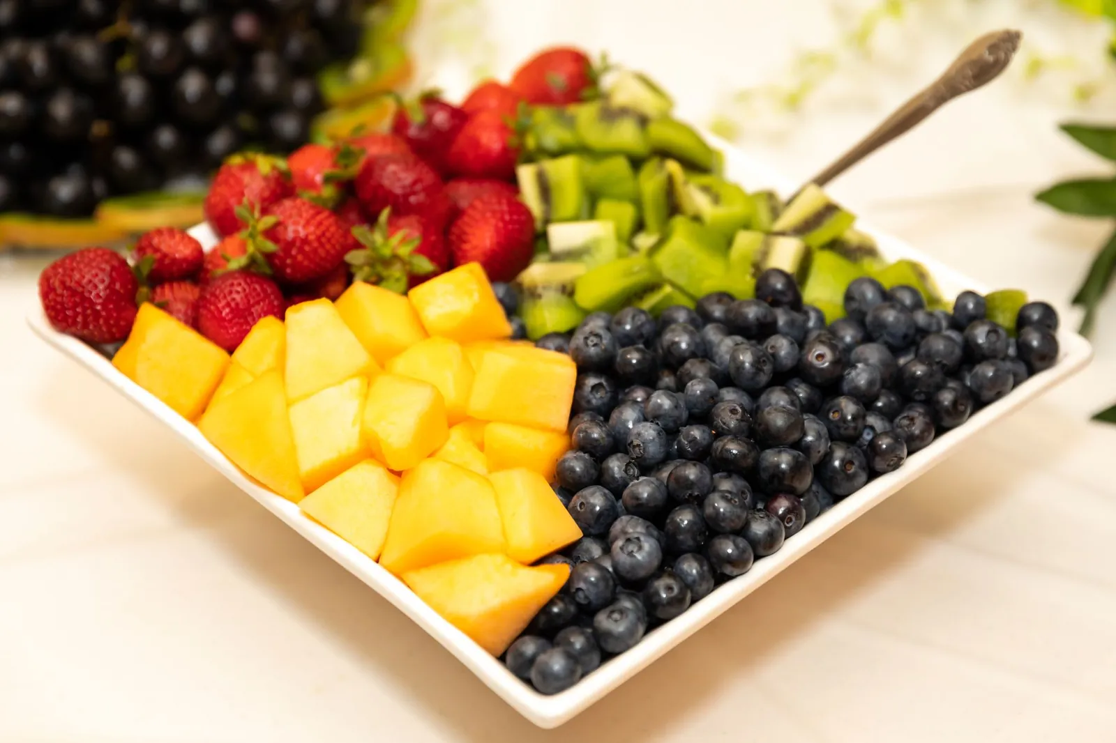Charola de fruta picada con mango, fresa, kiwi y moras para coffee break