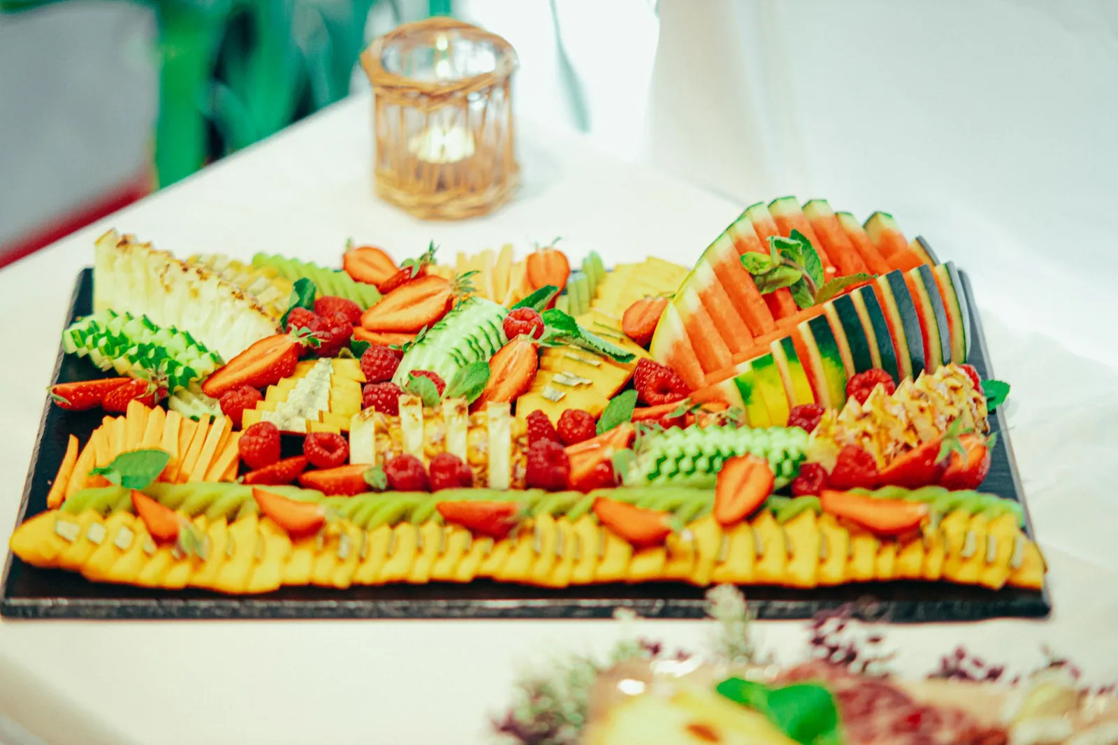 Charola larga de fruta decorada con sandía, fresa y kiwi